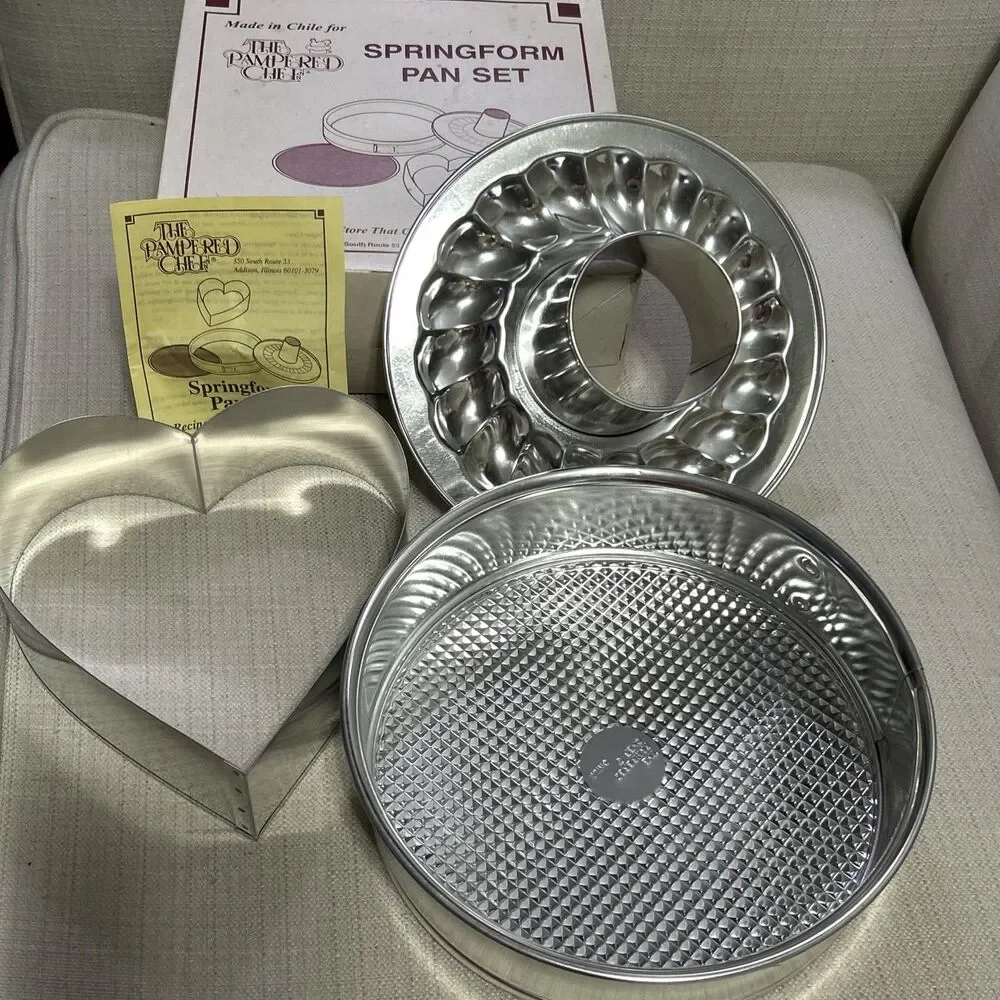 The Pampered Chef 9-inch Springform Pan Set with Heart-Shaped Insert